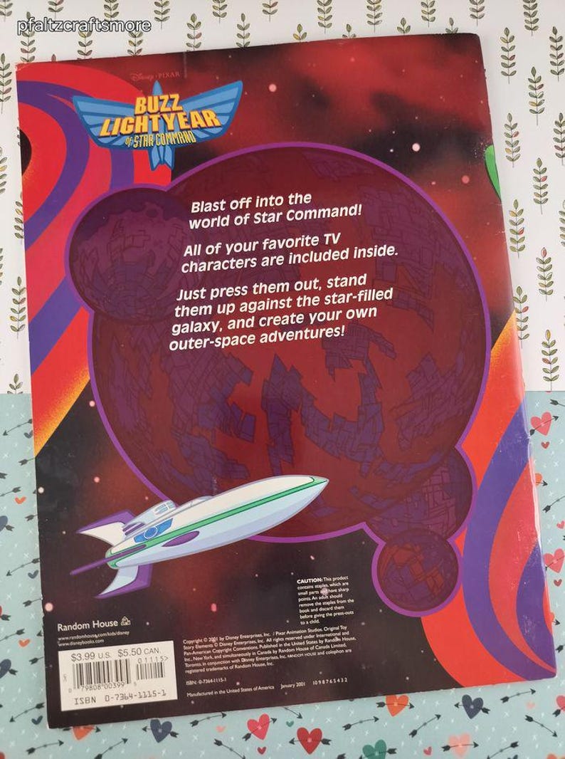 Peut inclure: Dos de livre Buzz Lightyear avec une illustration de vaisseau spatial. Le texte dit "D&eacute;collez vers le monde de Star Command !" et "Tous vos personnages TV pr&eacute;f&eacute;r&eacute;s sont inclus."