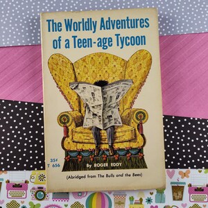 Puede incluir: Libro de bolsillo vintage titulado "The Worldly Adventures of a Teen-age Tycoon" de Roger Eddy. La portada presenta una ilustración de una persona leyendo un periódico en un sillón amarillo. El libro cuesta 35 centavos.