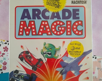 Puede incluir: Una caja para un juego de computadora llamado "Arcade Magic" con un esquema de color rojo, blanco y azul. La caja presenta un monstruo de dibujos animados, un avión a reacción y un coche de carreras. El texto "Get Wired with AT&T WorldNet Service" está en la caja.
