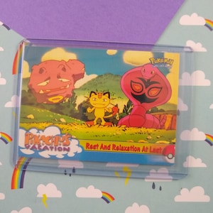 Op de afbeelding: Een Pokemon-verzamelkaart met de titel "Pikachu's Vacation" en de tekst "Rest and Relaxation At Last". De kaart toont Pikachu, Arbok en een roze Pokemon in een grasveld.