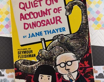 Livro de 1964, "Quiet on Account of Dinosaur" de Jane Thayer, brochura, em ótimo estado de conservação.