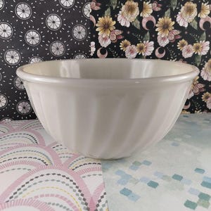 Vintage Fire King Ovenware Ivory Swirl Milk Glass 9&quot; Mixing Bowl