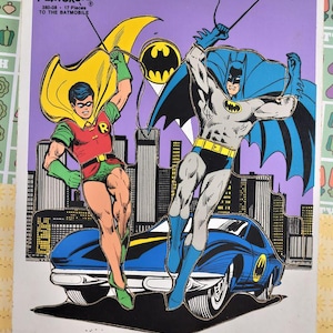 Puede incluir: Rompecabezas Playskool vintage con Batman y Robin y el Batmóvil. La ilustración muestra al dúo dinámico en acción contra un fondo de paisaje urbano púrpura. El rompecabezas está marcado "Made in U.S.A." y "Copyright DC Comics Inc., 1978."