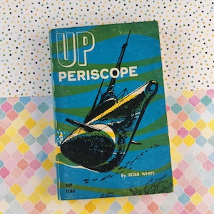 Puede incluir: Libro de bolsillo vintage titulado "Up Periscope" de Robb White. La portada presenta una ilustración azul y verde de un submarino. El libro tiene un diseño retro con el título en letras blancas grandes.