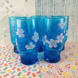Vintage 4 Capri Turquoise Blue Glass Tumblers White Flowers  Vintage Pat Au glassware display picture 1