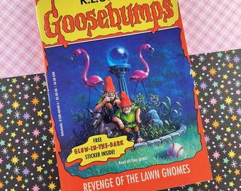 Prima edizione di R.L. Stine Goosebumps n. 34, Revenge of the Lawn Gnomes, edizione brossura, come nuovo *con adesivo*