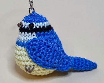 Gehäkelte Blaumeise Schlüsselanhänger "Berta" | Amigurumi Vogel | Taschenanhänger | Geschenk für Vogelliebhaber & Glücksbringer