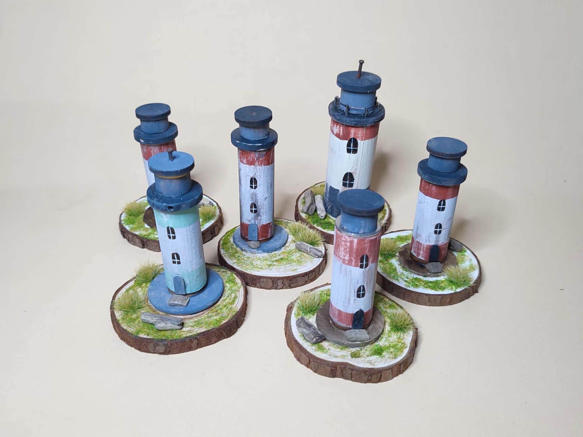 Mini-Leuchttürme im Shabby Style aus Holz auf einer Astscheibe, maritime Deko im Landhausstil