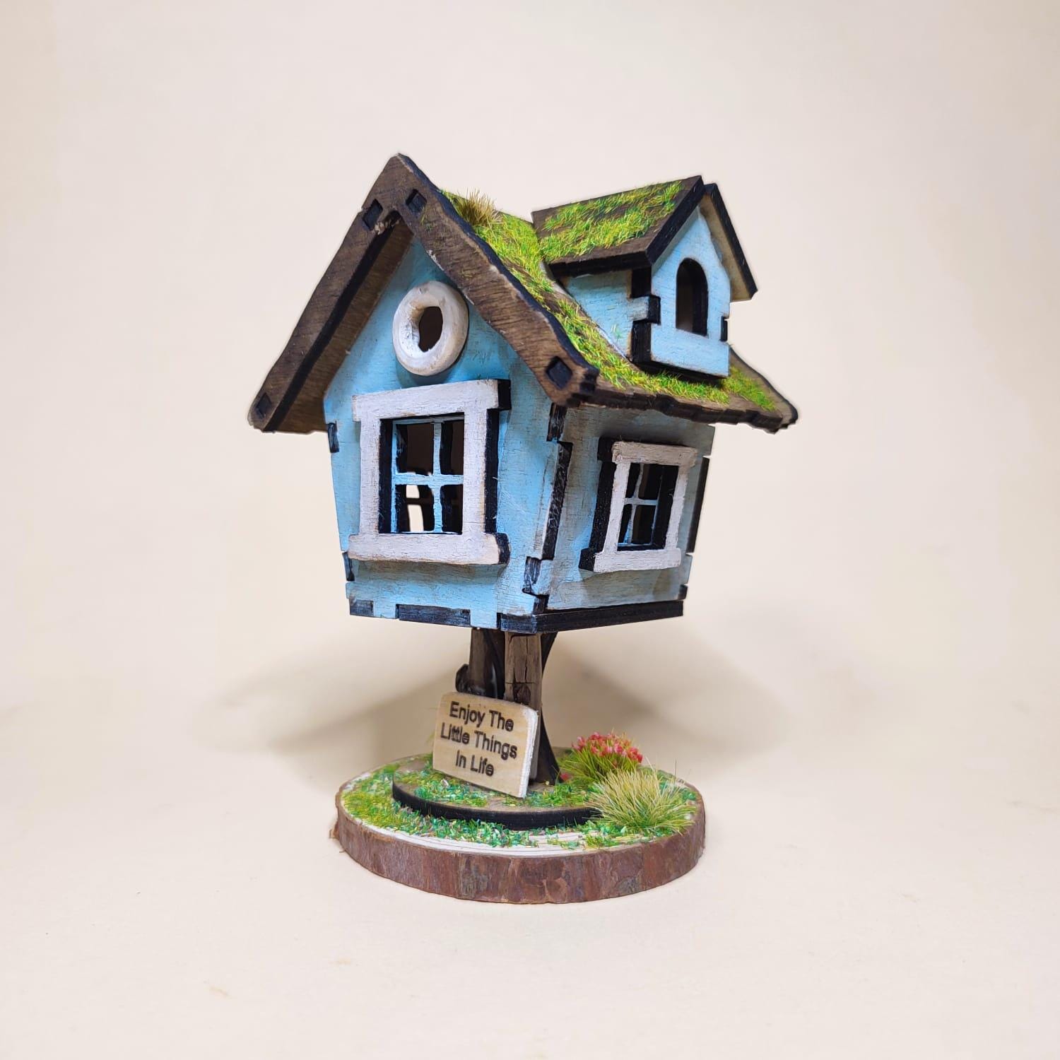 Mini Cottage / Wichtelhaus mit Schild / Baumhaus aus Holz auf einer Astscheibe, rustikale Deko im Landhausstil