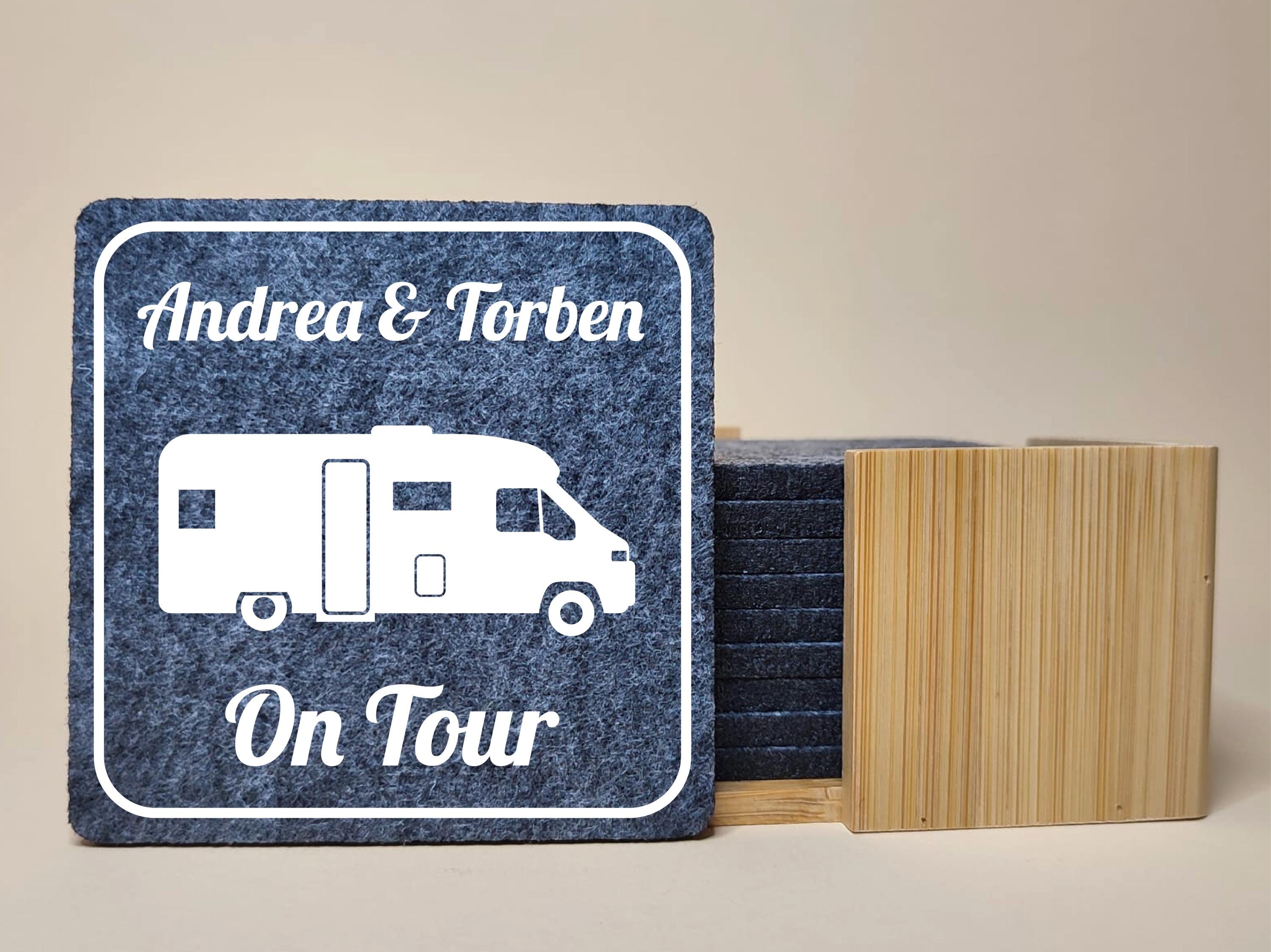 Geschenk für Camper, 10 personalisierte Camping-Untersetzer mit Wunschtext, Camping Deko, Wohnwagen und Wohnmobil Geschenk, Camping Gadget