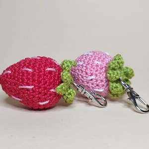Süße gehäkelte Erdbeere in rosa oder rot, Amigurumi Erdbeere, Kawaii Erdbeere, Erdbeer Schlüsselanhänger, gehäkelter Erdbeeranhänger