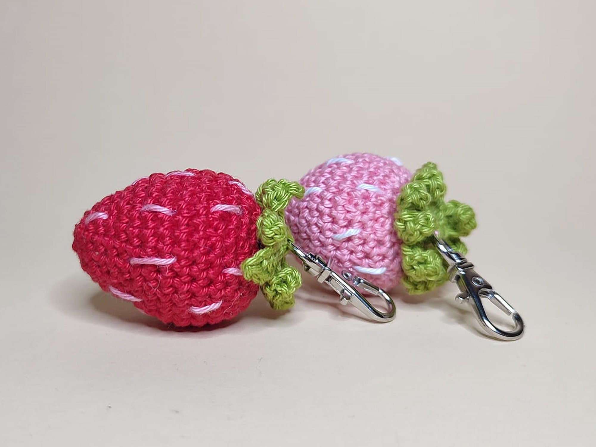 Erdbeere gehäkelt in rosa oder rot, Amigurumi Erdbeere, Kawaii Erdbeere, Schlüsselanhänger, Erdbeeranhänger, Einschulung