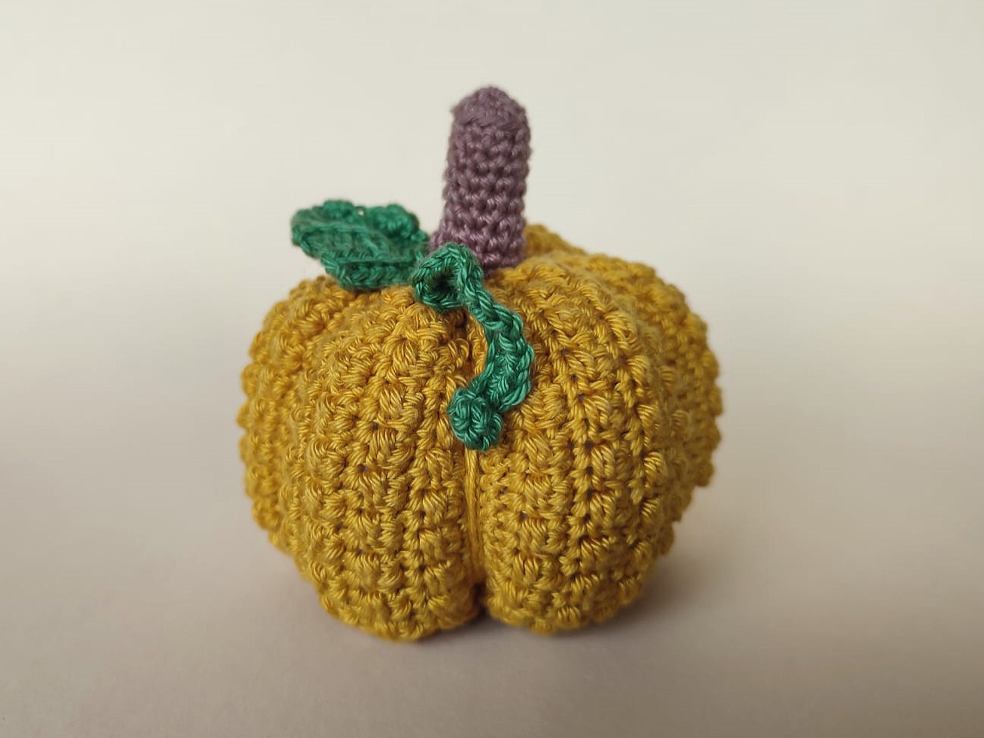 Gehäkelter Kürbis mit vielen Details, Halloween Deko, Herbstdeko, Herbst, Amigurumi, Pumpkin