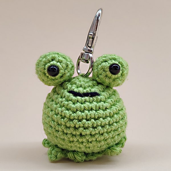 Süßer gehäkelter Frosch Anhänger "Freddy", Schlüsselanhänger Amigurumi, Öko, Teich, gehäkltes Tier, Natur