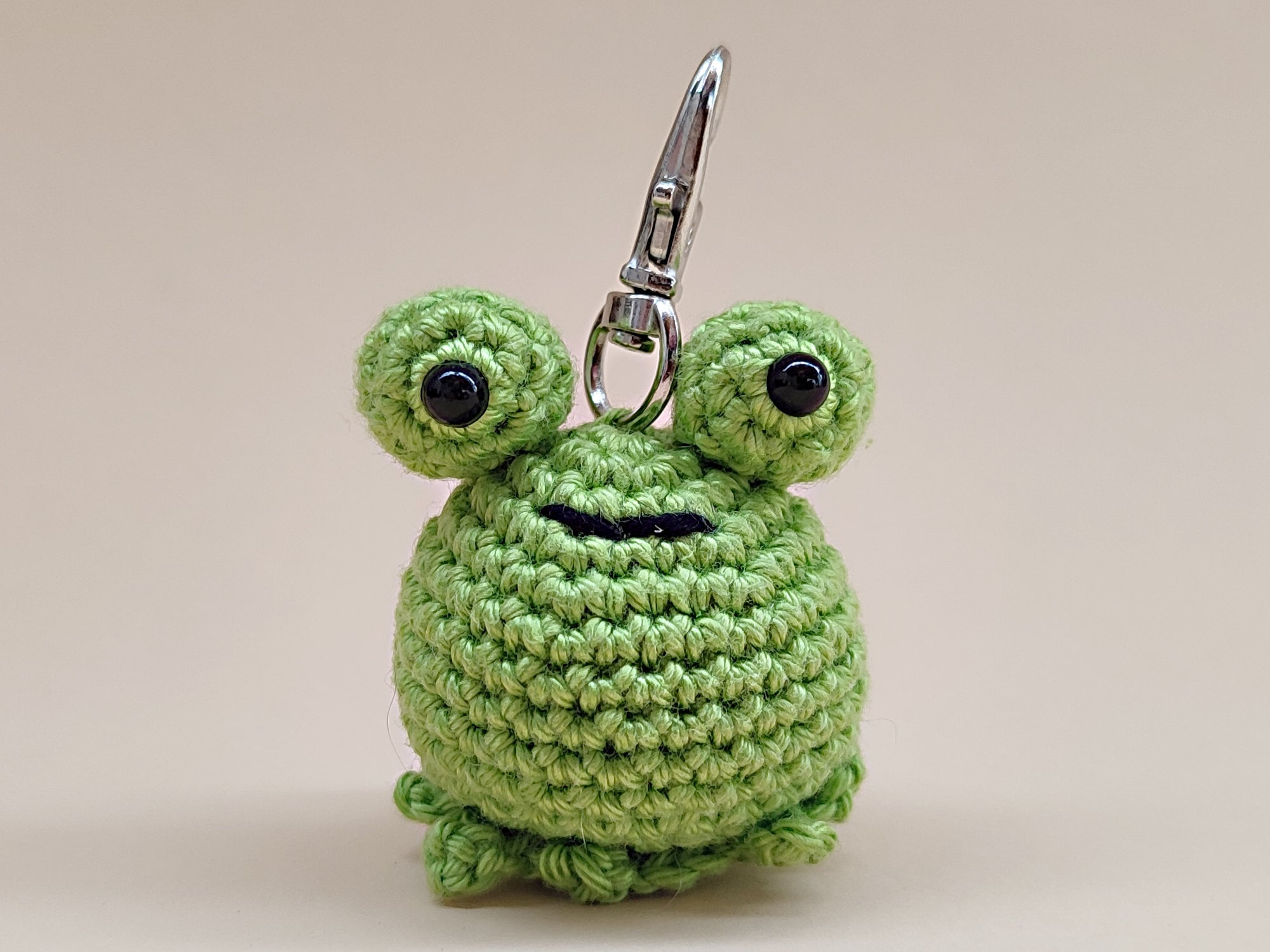 Gehäkelter Frosch Schlüsselanhänger "Freddy" – Amigurumi Tieranhänger, Teich-Deko, Natur Glücksbringer, Geschenk Einschulung