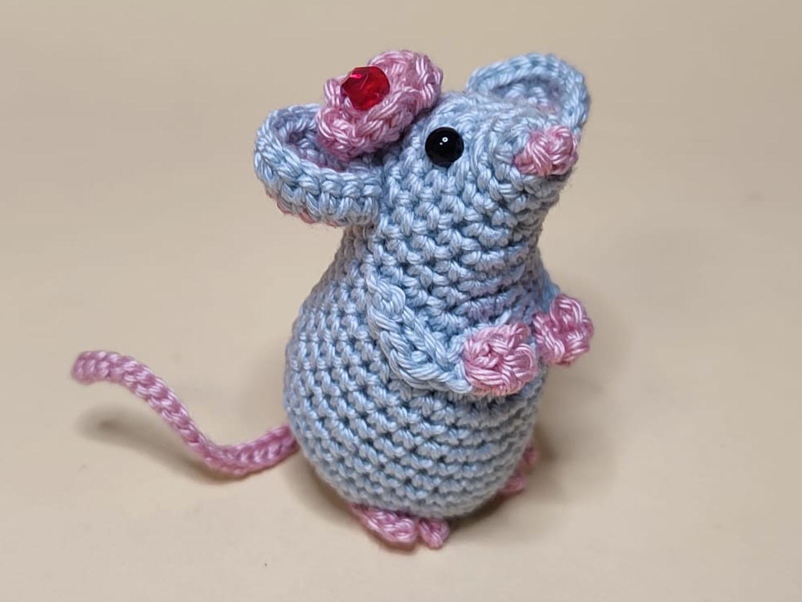 Gehäkelte Maus mit Blume als Schlüsselanhänger | Anhänger | Amigurumi Tier | Taschenanhänger | Glücksbringer | Einschulung | Kindergarten