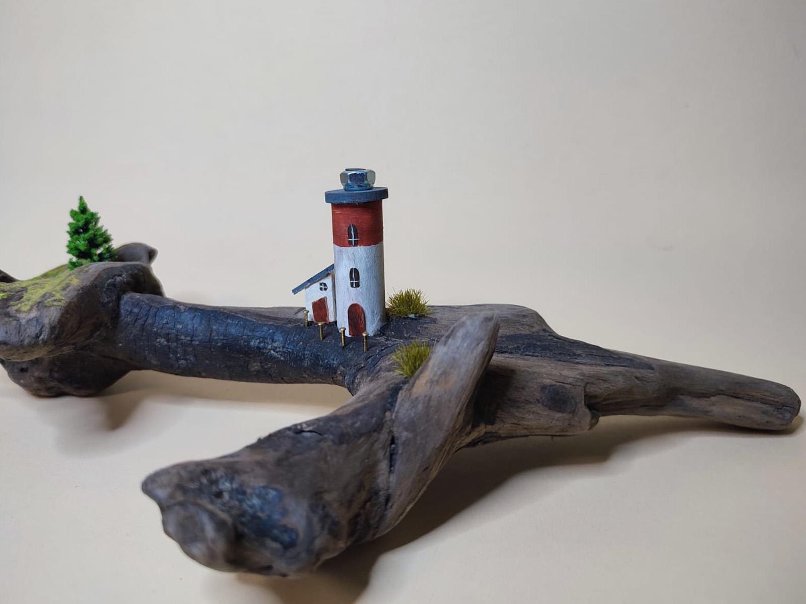 Miniatur-Leuchtturm auf Treibholz – Maritime Deko | Handgemacht | Küstenstil | Geschenkidee | Shabby-Chic | Ostseeflair