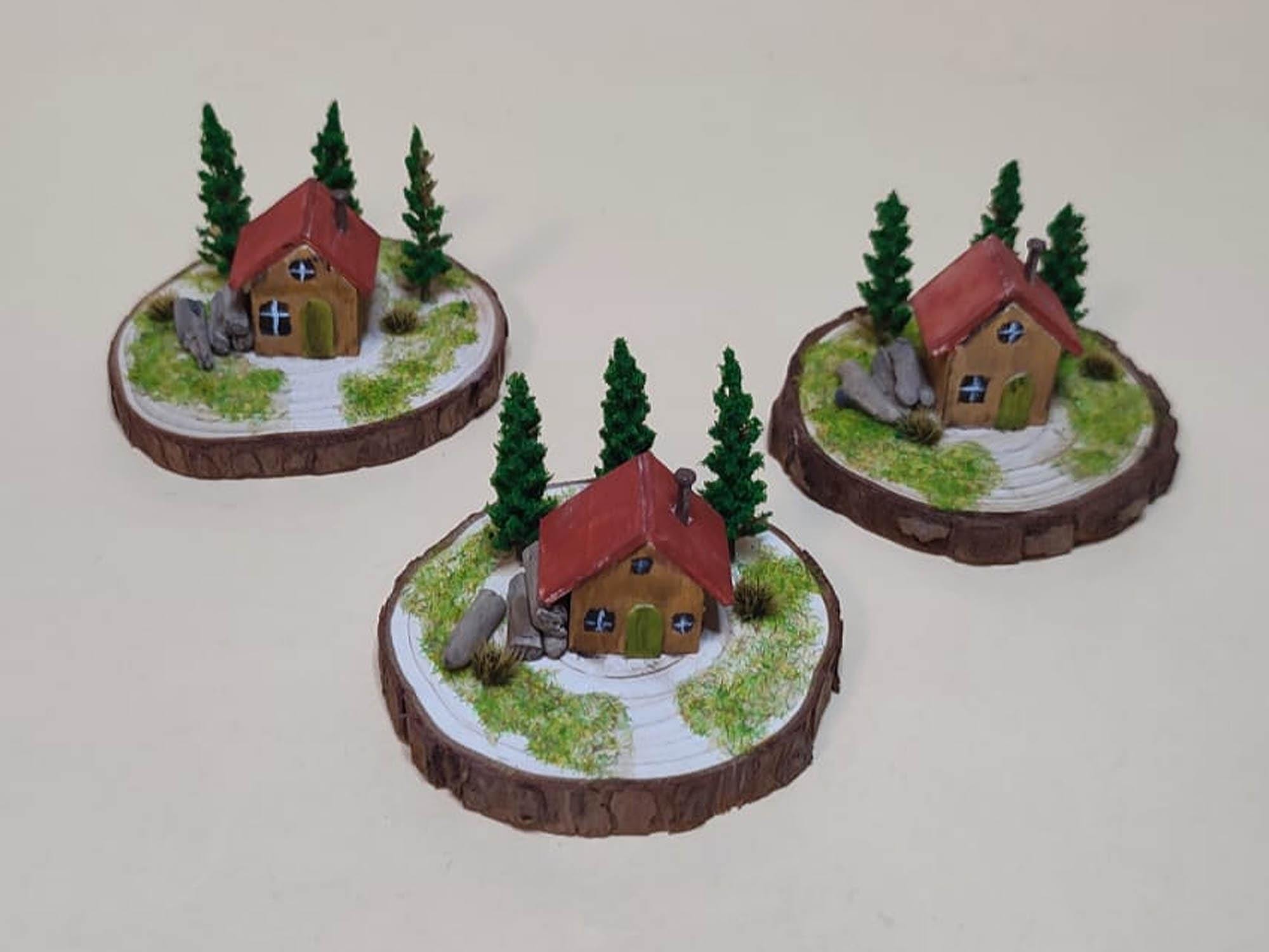 Mini Cottage / Wichtelhaus Holz auf einer Astscheibe, rustikale Deko im Landhausstil