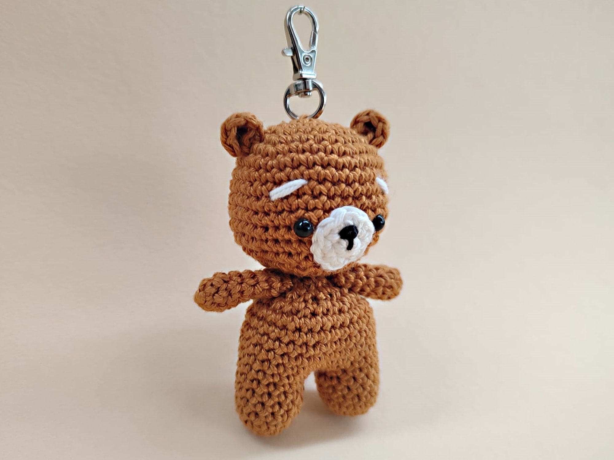 Gehäkelter Mini Bär „“Toby““ – Amigurumi Tier Schlüsselanhänger, handgemachtes Geschenk, Glücksbringer, gehäkeltes Tier.“