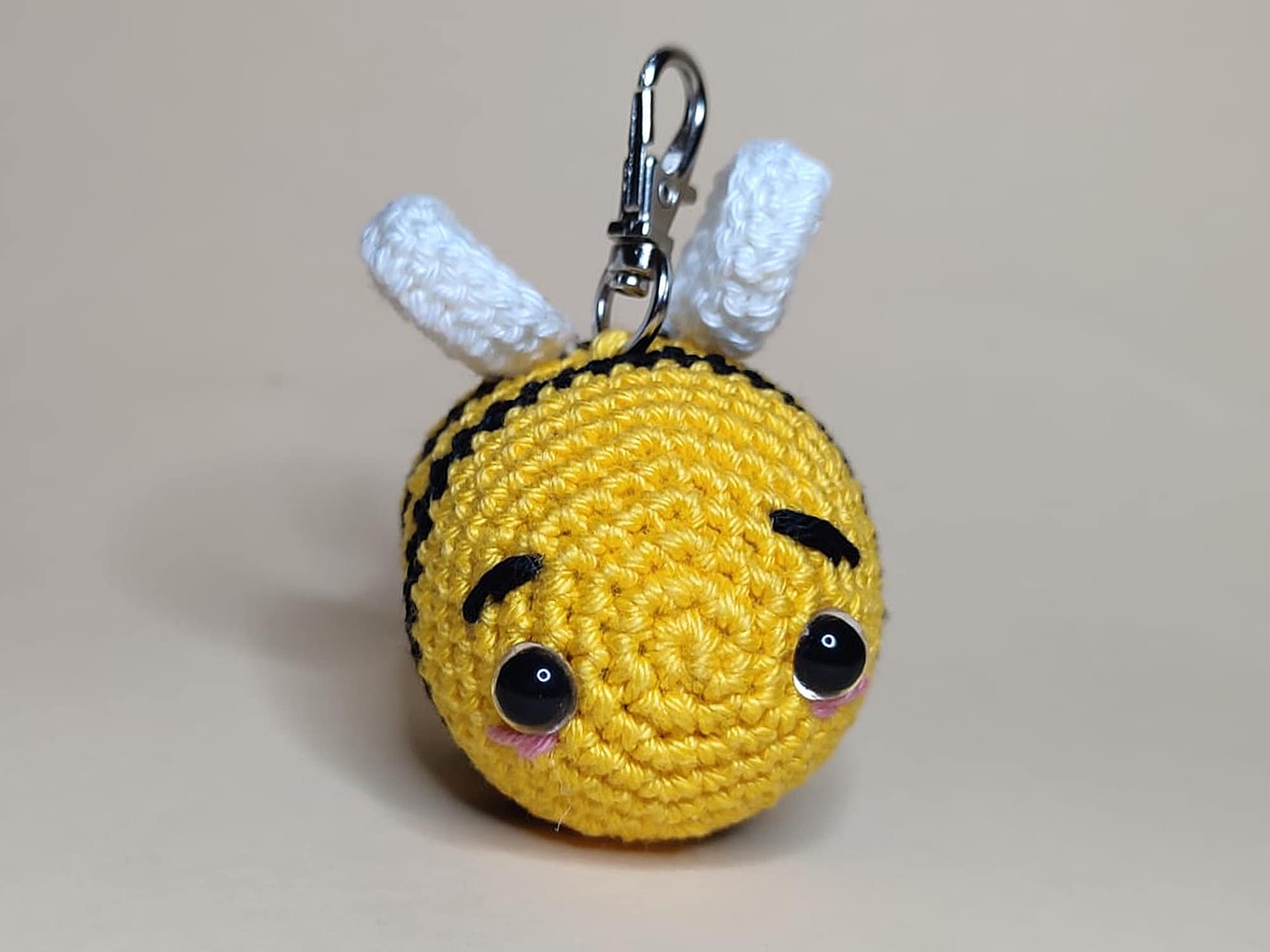 Gehäkelte Biene / Hummel – Amigurumi Anhänger, Plüsch Bienenfigur, Handmade Geschenk, süßer Glücksbringer für Naturfreunde