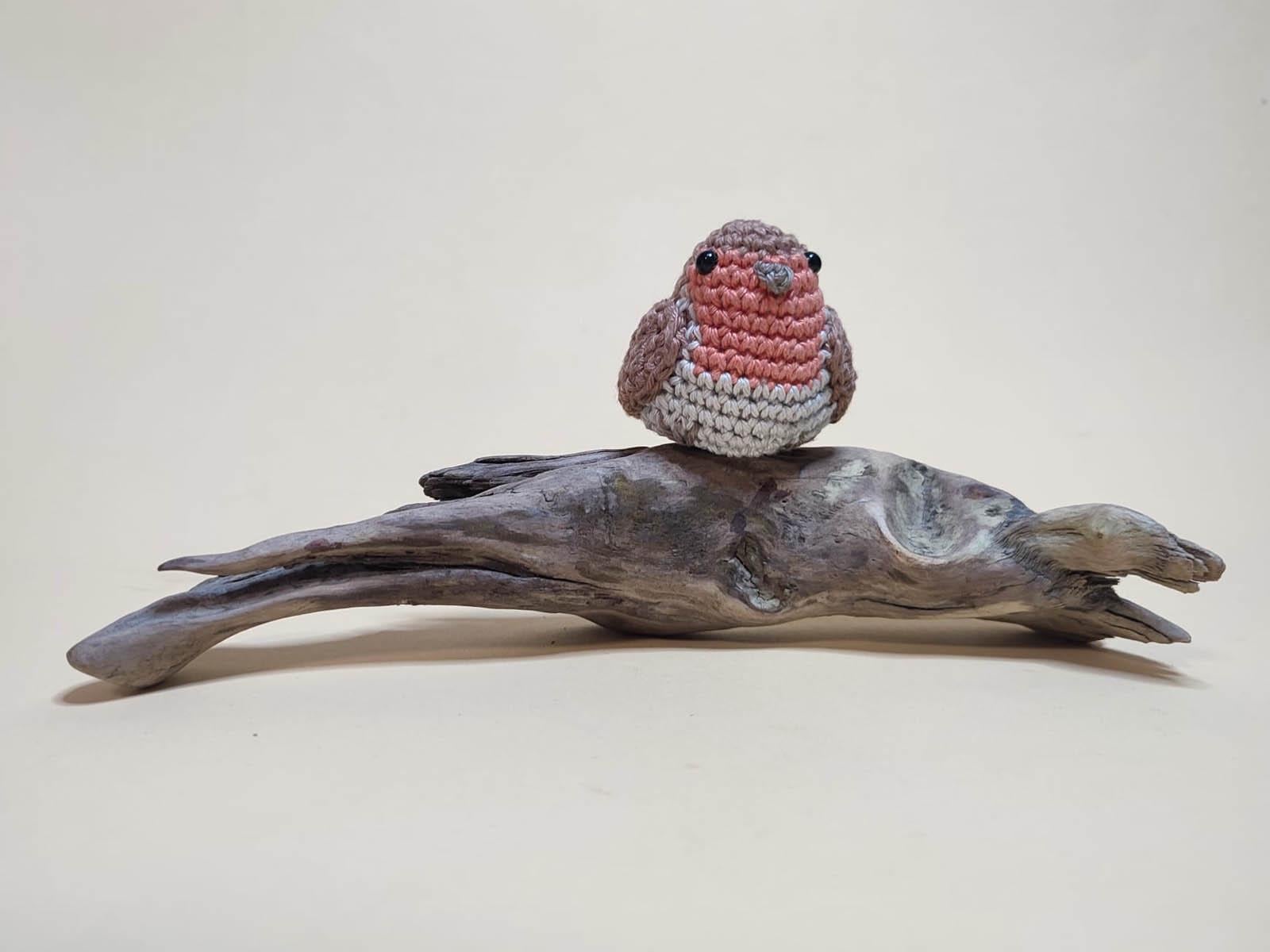 Gehäkeltes Rotkehlchen/Vogel auf einem schönen Treibholzstück | Amigurumi Tier | Handarbeit | Geschenk | Glücksbringer