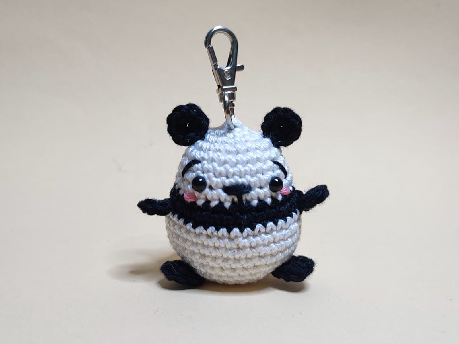 Süßer gehäkelter Panda Bär Anhänger in rosa „Polly Panda“, Schlüsselanhänger Amigurumi, Glücksbringer, gehäkelte Tiere, Bärchen, Mutmacher