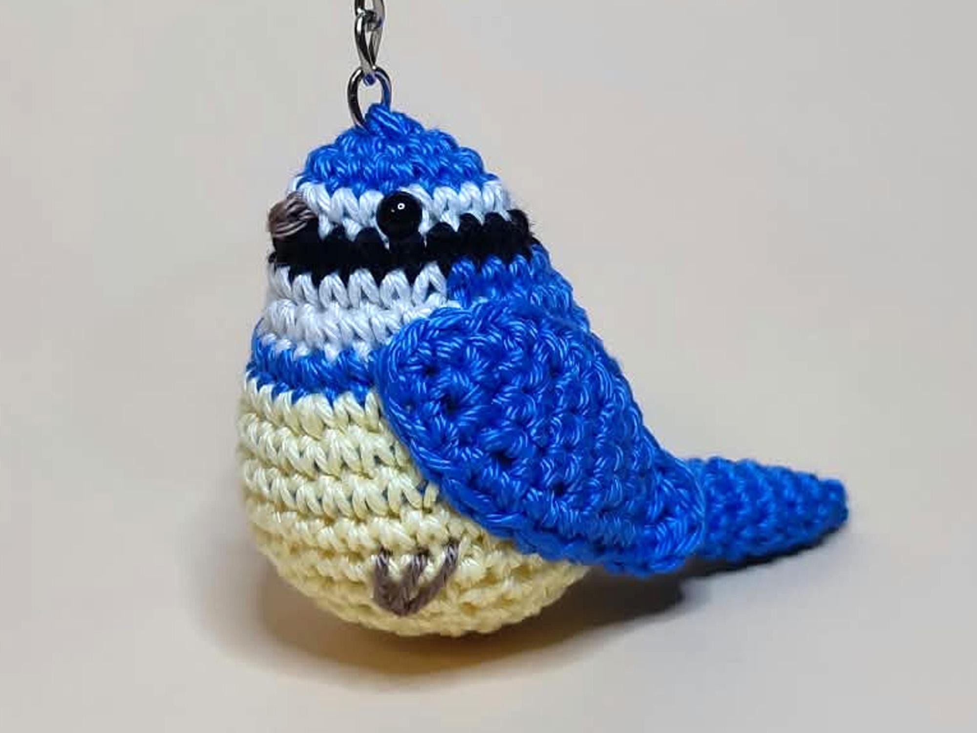 Gehäkelte Blaumeise Schlüsselanhänger „Berta“ | Amigurumi Vogel | Taschenanhänger | Geschenk für Vogelliebhaber & Glücksbringer
