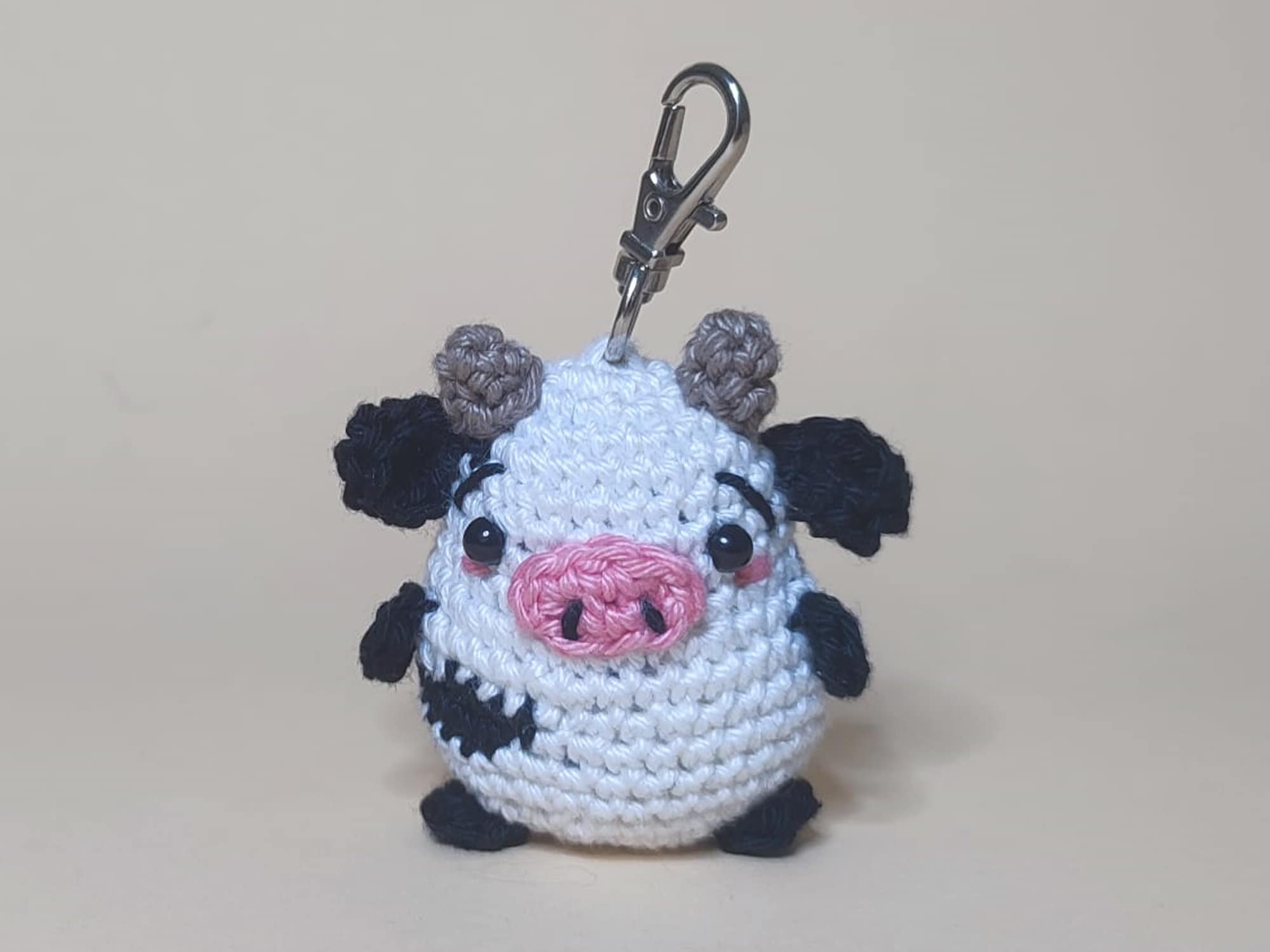 Gehäkelte Kuh „Karla“ Anhänger, Schlüsselanhänger Amigurumi, Glücksbringer, gehäkelte Tiere, Kalb, Mutmacher, Taschenanhänger, Einschulung