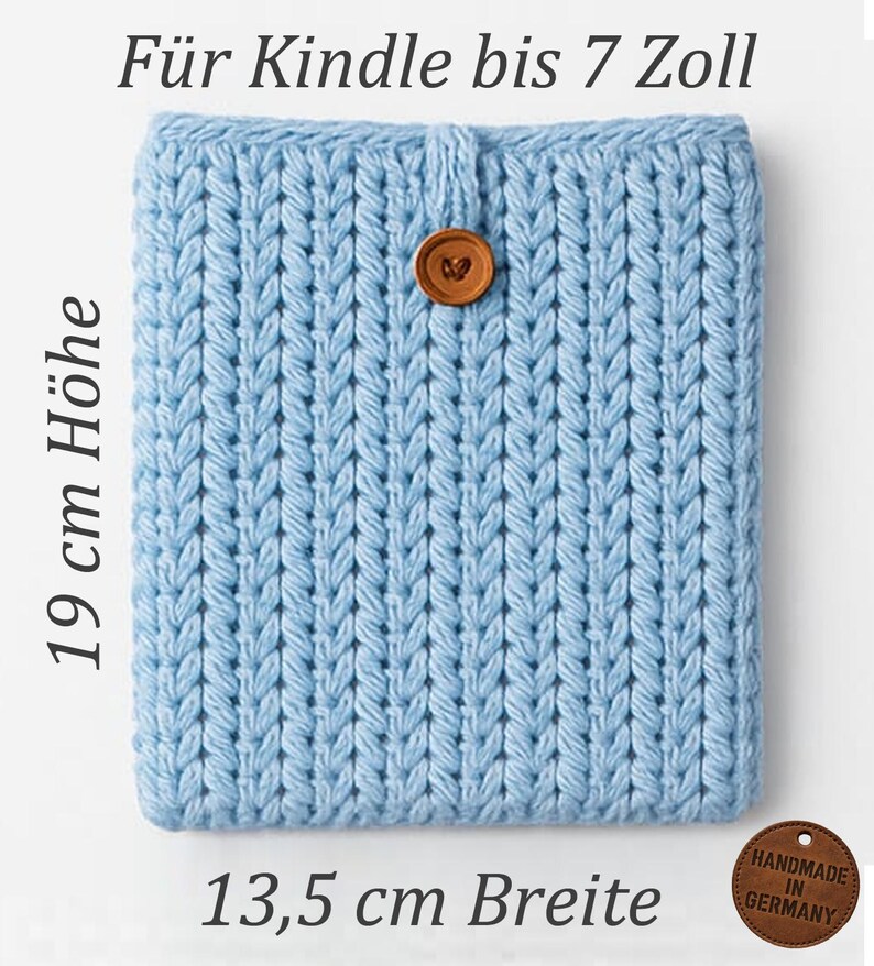 May include: A light blue knitted Kindle cover with a wooden button closure. The cover is 19 cm high and 13.5 cm wide, designed to fit Kindles up to 7 inches. The tag reads "Handmade in Germany".