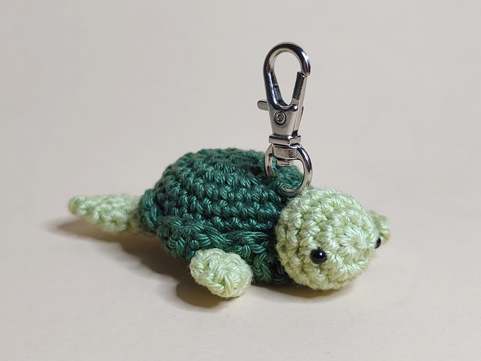 Gehäkelte Schildkröte Anhänger „“Shelly Green““, Schlüsselanhänger Amigurumi, gehäkelte Tiere, Natur, Schulanfang, Glücksbringer.“
