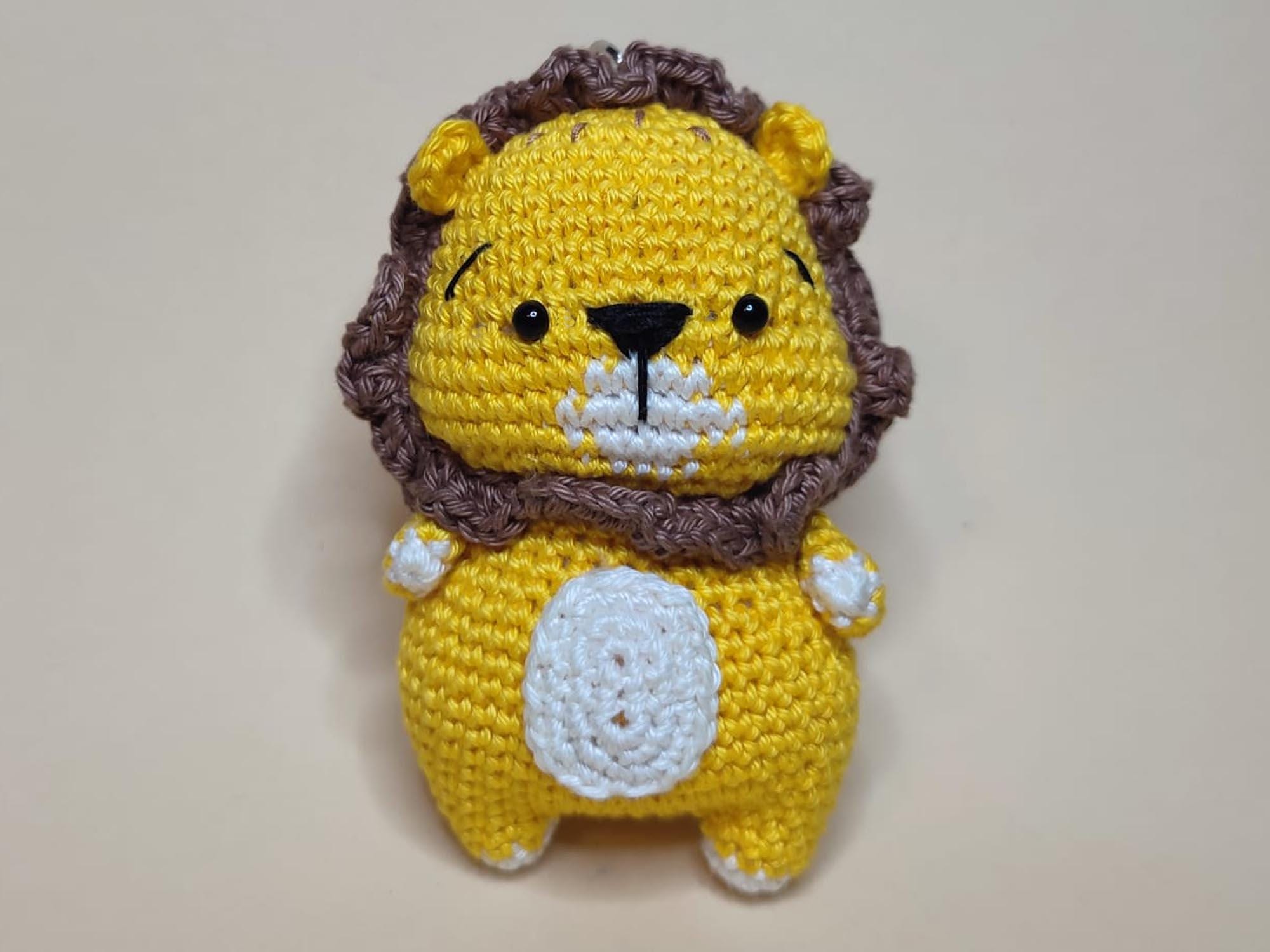 Gehäkelter Löwe „“Leon““ als Schlüsselanhänger | Taschenanhänger | Amigurumi Tier | Handarbeit | Kindergarten | Glücksbringer | Schulanfang