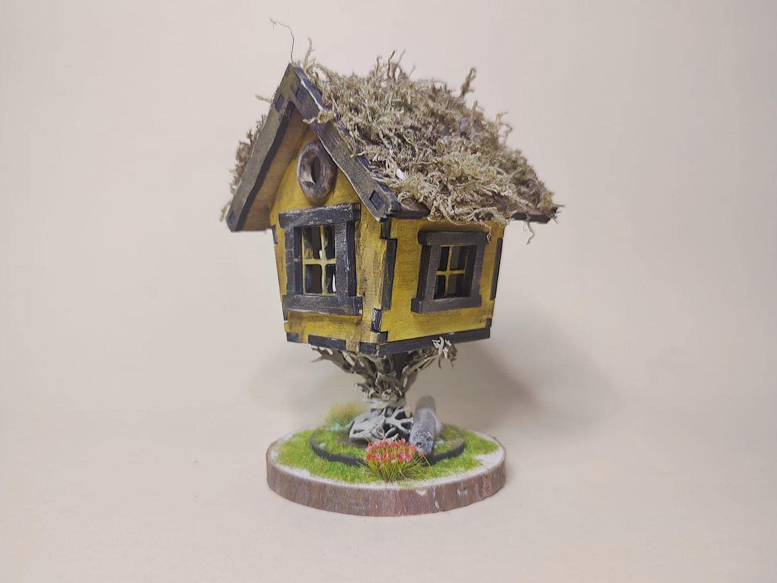 Mini Cottage/Wichtelhaus/Baumhaus aus Holz auf einer Astscheibe, rustikale Deko im Landhausstil