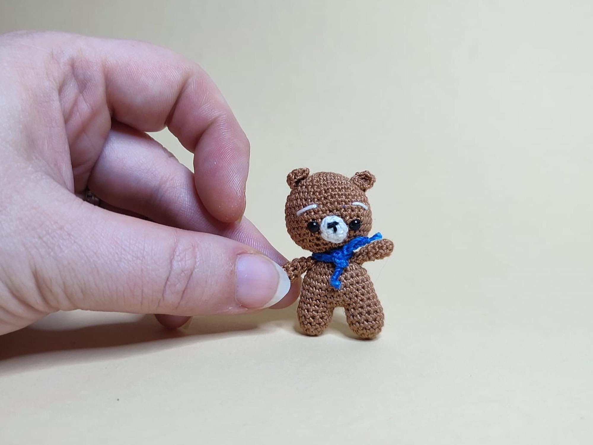 Gehäkelter Mini Bär als Schlüsselanhänger, nur 4 cm hoch, Taschenanhänger etc., Amigurumi Teddy, Glücksbringer, Taschenanhänger, Micro Crochet