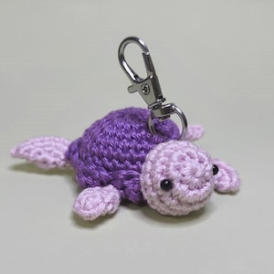 Süße gehäkelte Schildkröte Anhänger &quot;&quot;Shelly&quot;&quot;, Schlüsselanhänger Amigurumi, lila-rosa, Taschenanhänger, gehäklte Tiere, Glücksbringer