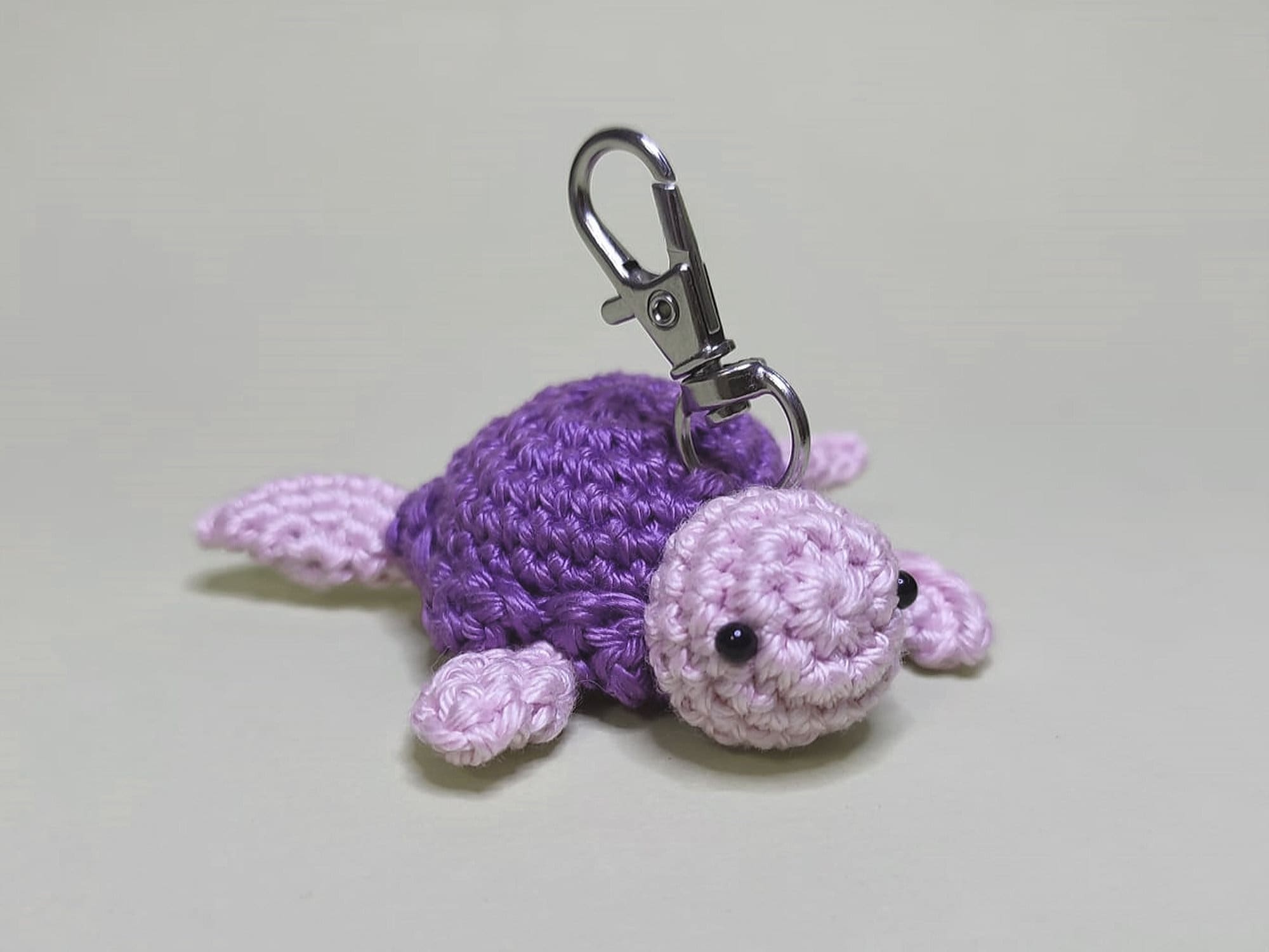 Gehäkelte Schildkröte Anhänger „“Shelly““, Schlüsselanhänger Amigurumi, Taschenanhänger, gehäkelte Tiere, Glücksbringer, Einschulung