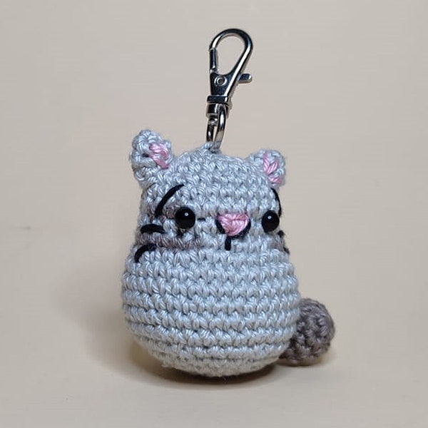 Süße gehäkelte Katze, Kätzchen, Kater  "Krimhild", Schlüsselanhänger Amigurumi, Natur, Glücksbringer, gehäkelte Tiere, Stubentiger