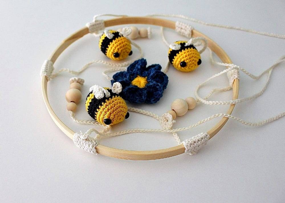 Kawaii Hummel Mobile, süßes Blumen und Hummel Mobile, Bienen Mobile, gehäkeltes Bienen Mobile, Baby Deko, Kinderzimmer Deko