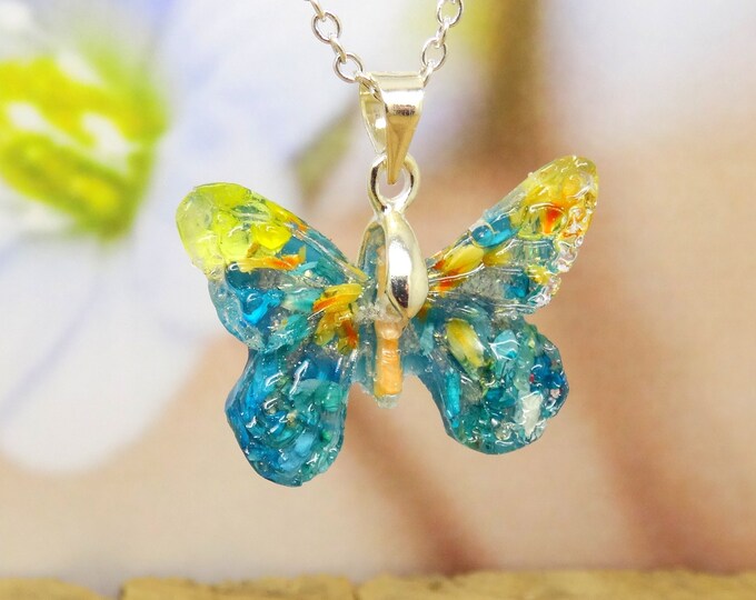 Butterfly necklace with real flowers, real flower jewelry, pressed flower jewelry, botanical gifts, vegan friendly jewelry butterfly pendant