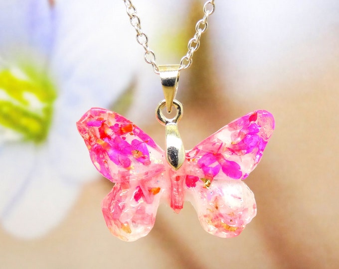 Butterfly necklace with real flowers, real flower jewelry, pressed flower jewelry, botanical gifts, vegan friendly jewelry butterfly pendant