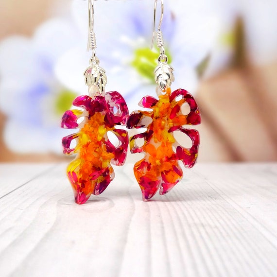 Monstera leaf earrings with daisy petals