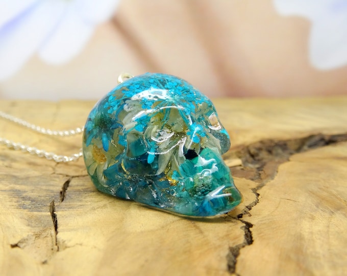 Skull necklace with real daisies, real flower necklace, handmade real flower jewellery, skull necklace, resin skull