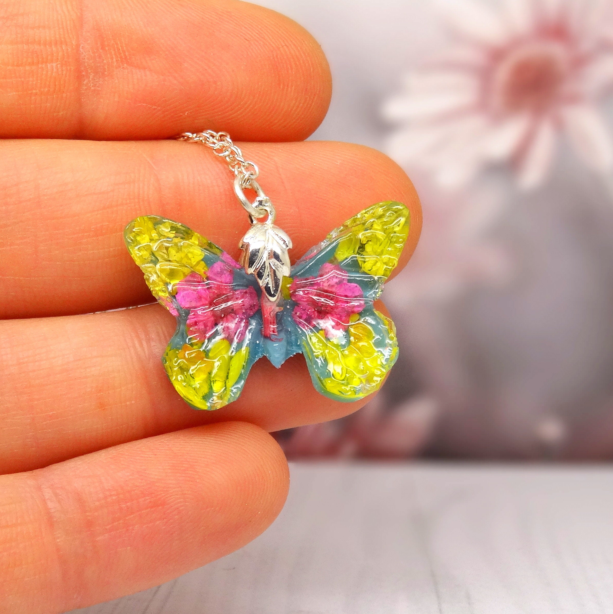 Butterfly necklace with real flowers