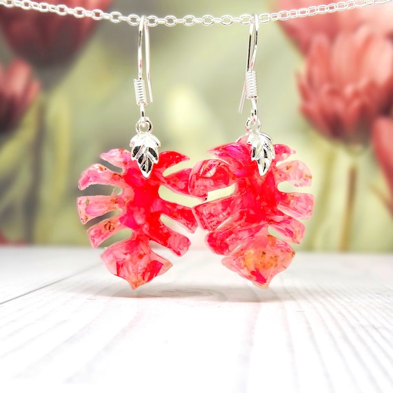 Monstera leaf earrings with daisy petals