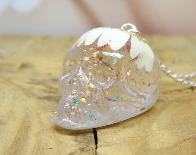 Skull necklace with white daisy