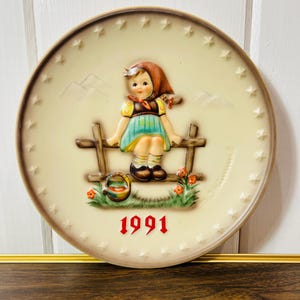 Vintage MJ Hummel Annual Plate 1991 in bas relief Goebel Collectable Plate Girl on Fence in Original Box