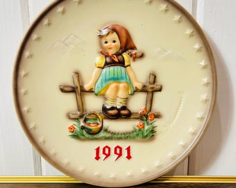 Vintage MJ Hummel Annual Plate 1991: Goebel Girl on Fence, Collectible with Box