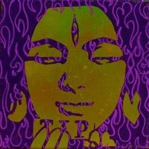 Puede incluir: Un primer plano de una pintura púrpura y verde de una cara con un tercer ojo. La cara está rodeada de llamas púrpuras.