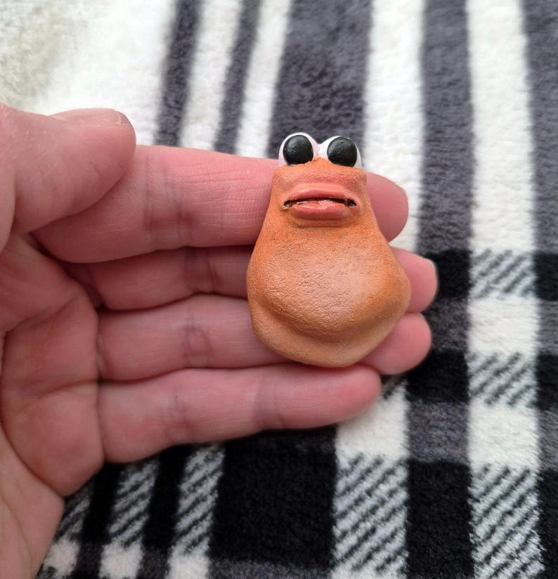 Marcus the Worm inspired sculpted resin pin/magnet image 3