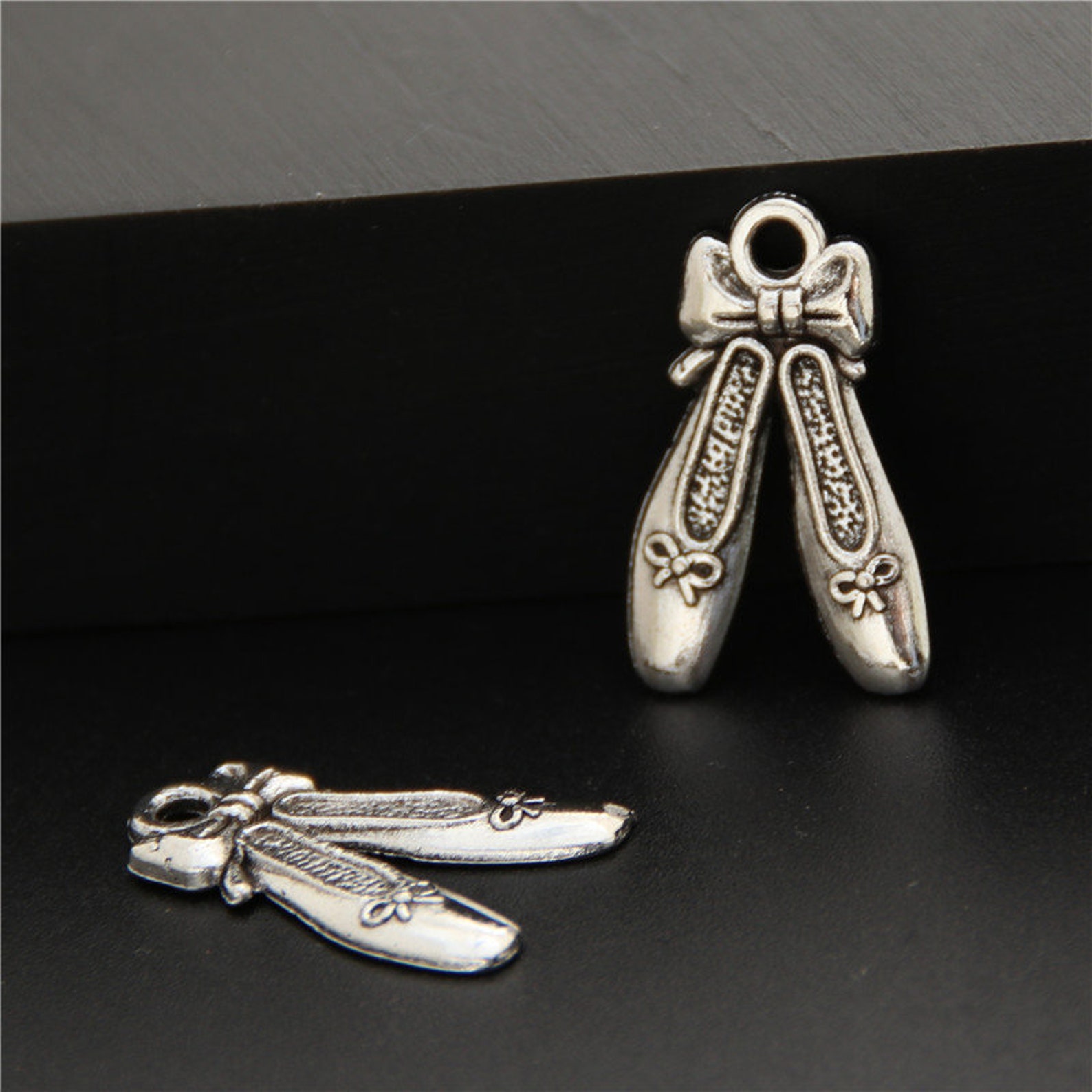 30pcs antique silver ballet dancing shoes charms pendant a2505