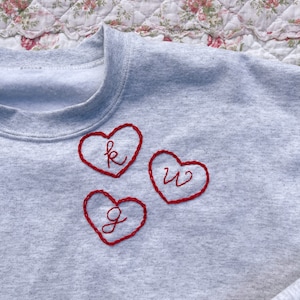 CUSTOM personalisierte Liebesbrief Sweatshirt - handbestickt, Valentine, Herzen, Monogramm, gestickte Initialen, individuelle Stickerei